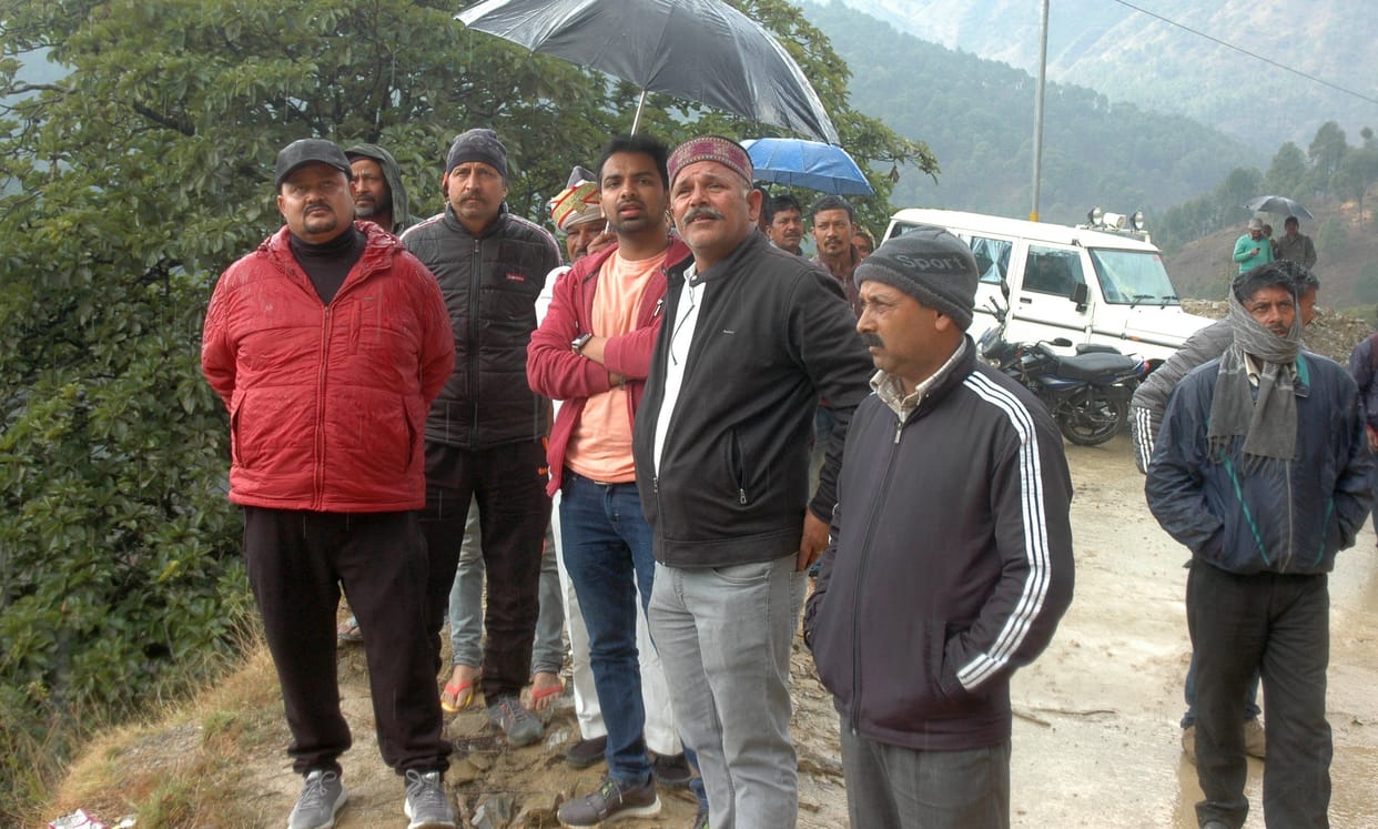 Passengers traveling to Lucknow stranded in a five-hour-hungry thirsty bus