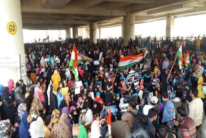 जाफराबाद में प्रदर्शन करती महिलाएं