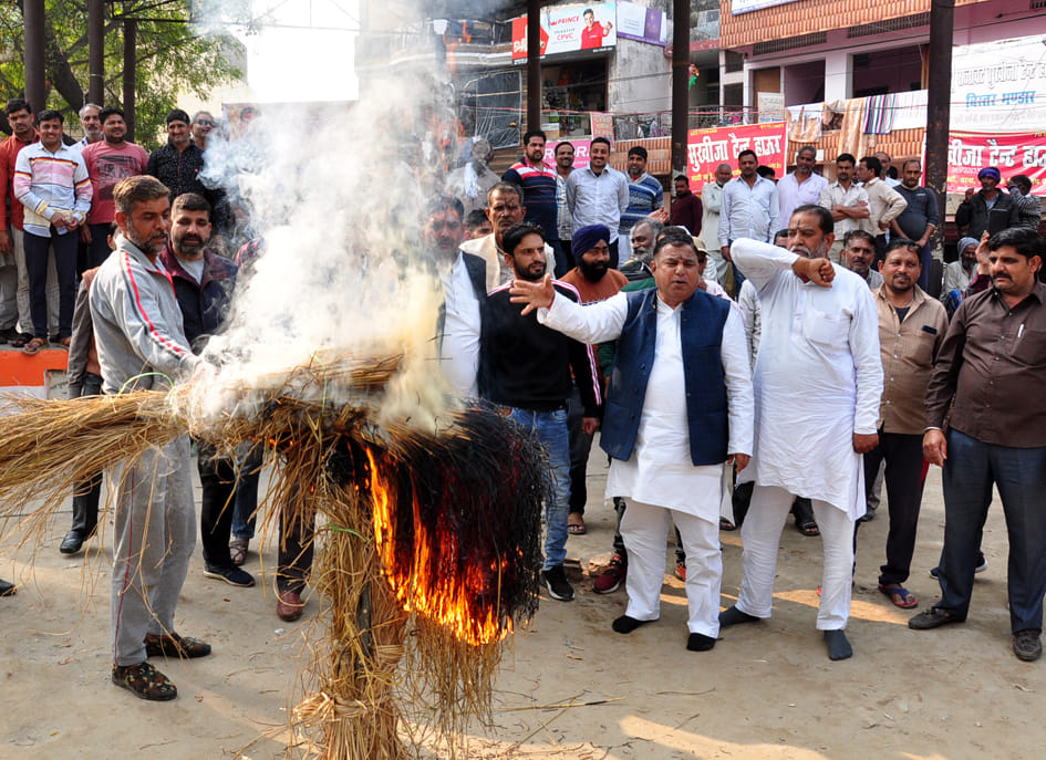 Dairy operators burn effigy of mayor