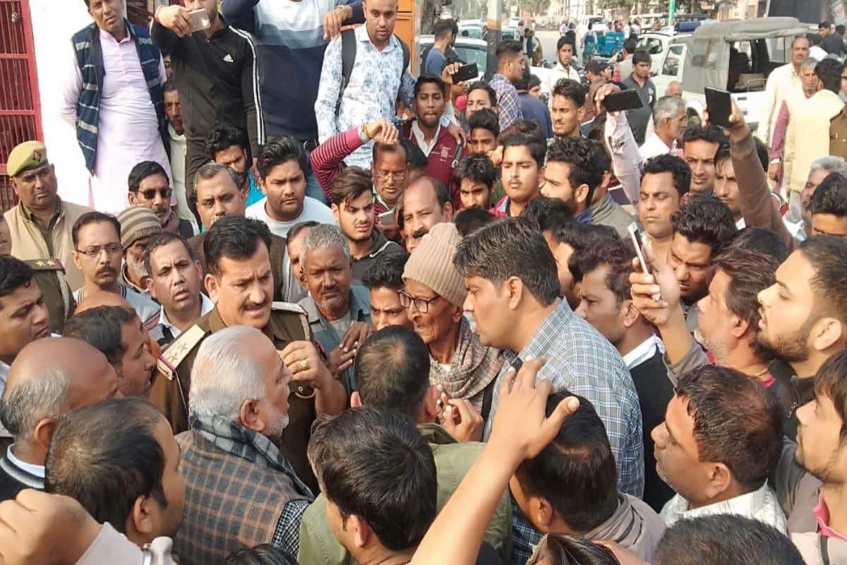 Badmash killed the father, son dragged and beaten by police in Kharkhauda