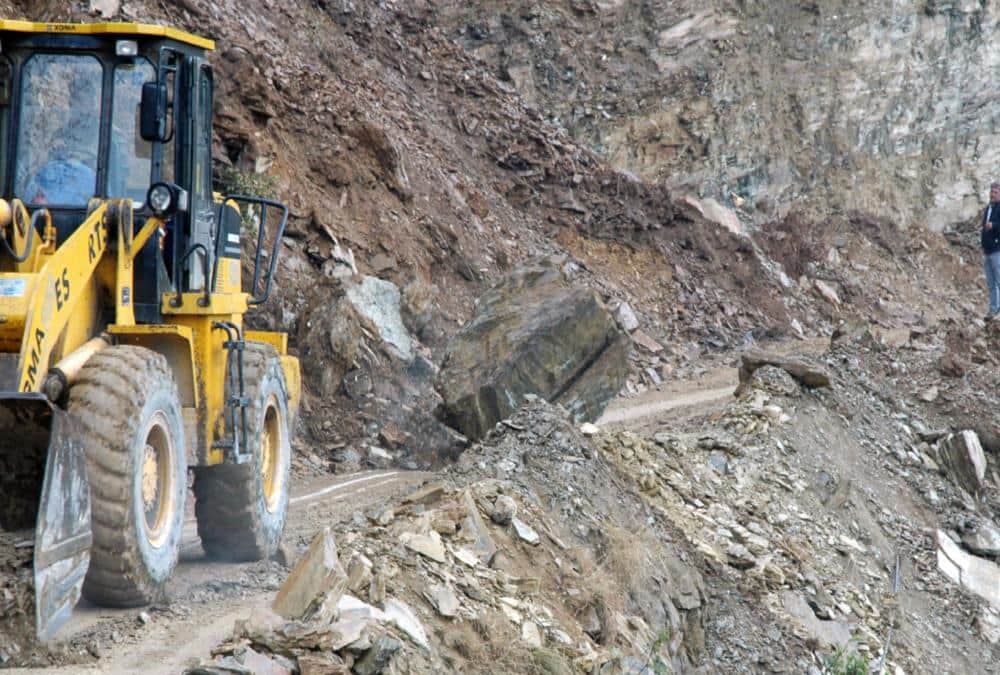 Rainfall and Hailstorm in uttarakhand, Mountains Collapse in pithoragarh almora, Tourist Stuck