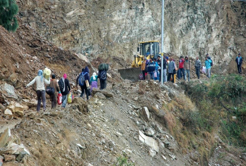 Rainfall and Hailstorm in uttarakhand, Mountains Collapse in pithoragarh almora, Tourist Stuck