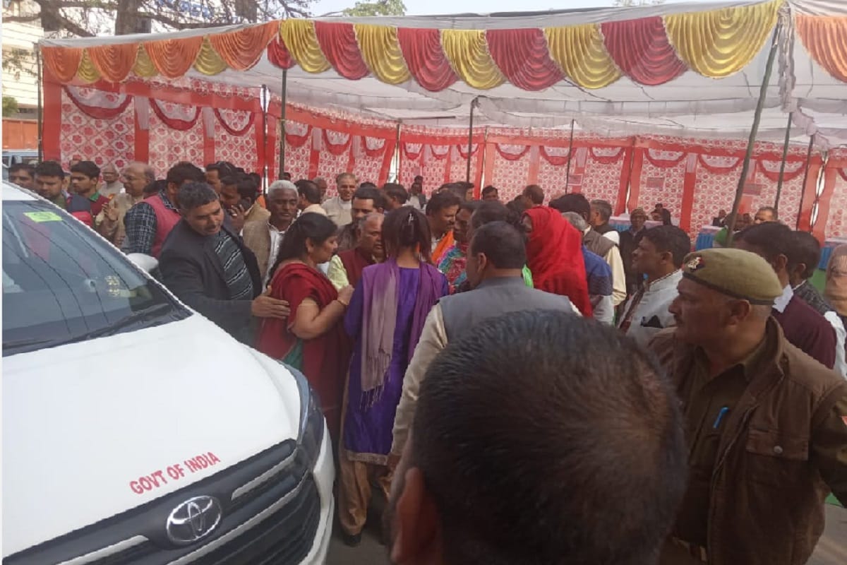 Minister Sanjeev Balyan has given omen to kinner during a meeting at Muzaffarnagar