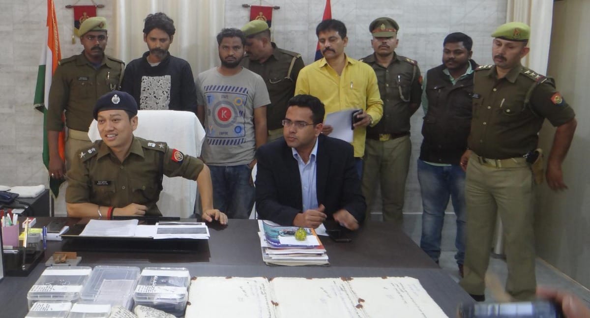 Police arrested two people bank Check clone in varanasi chandauli