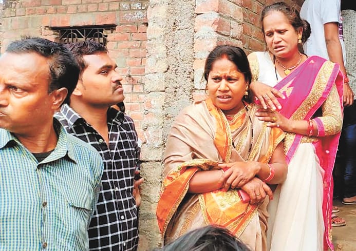 Lover hanging on the noose of Kaushambi killing his girlfriend