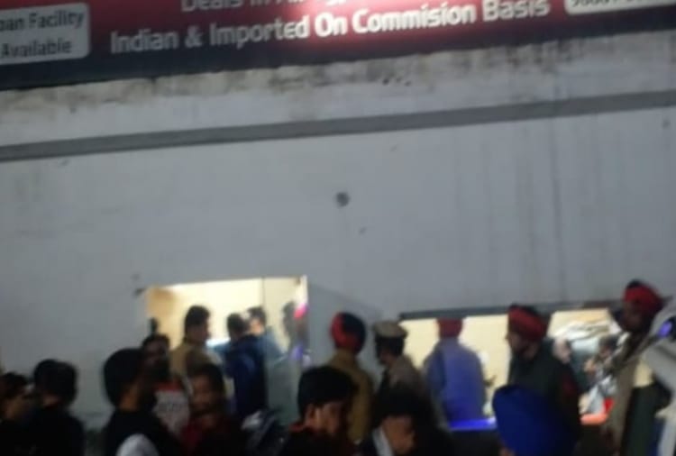 Firing outside of shivsena leader's Office in Punjab's Ludhiana
