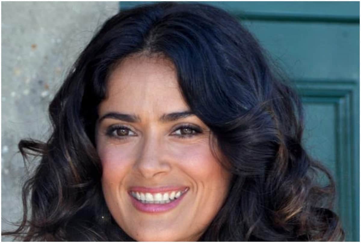 Salma Hayek goes makeup free posts selfie from the pool