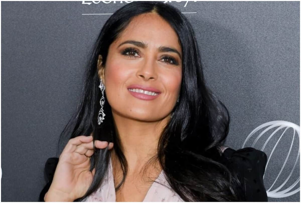Salma Hayek goes makeup free posts selfie from the pool
