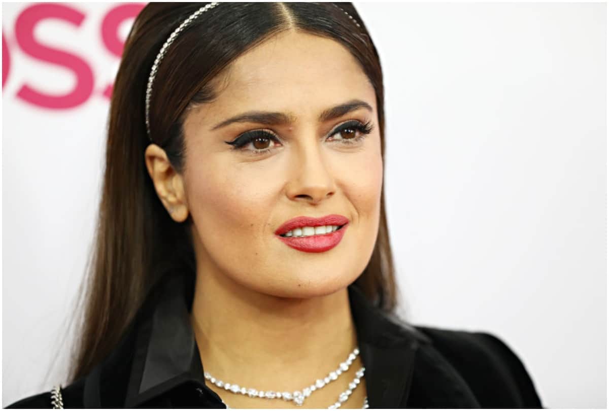 Salma Hayek goes makeup free posts selfie from the pool