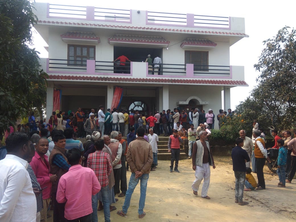 head constable Wife and daughter committed suicide by hanging in Sant Kabir Nagar