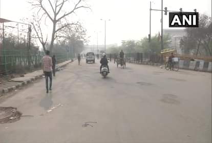 नोएडा-फरीदाबाद सड़क पर दौड़ी गाड़ियां