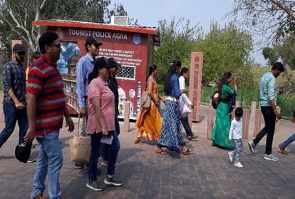 गोल्फ कार्ट बंद होने से पैदल चले सैलानी