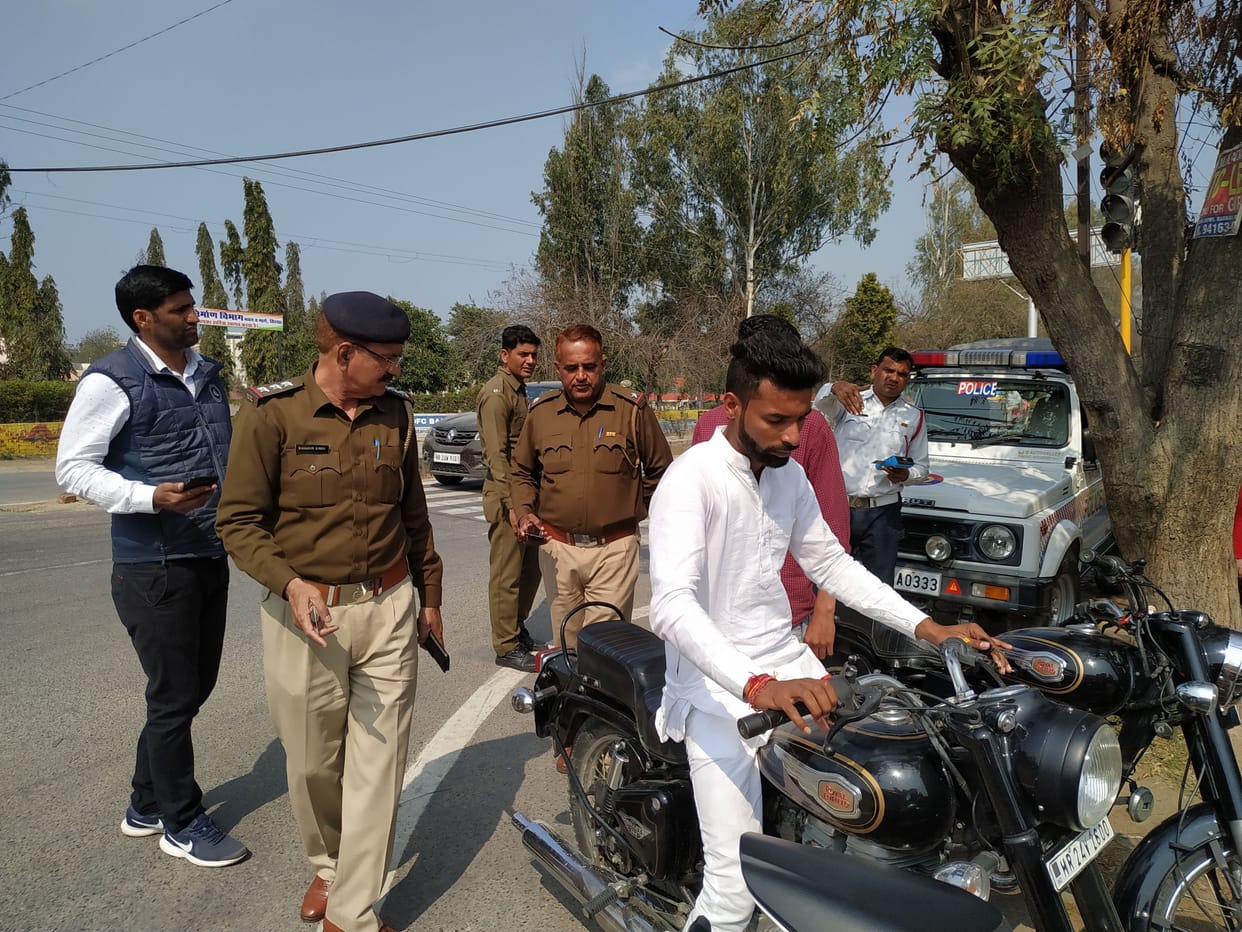 traffic police was fout bullet fine for 10-10 thousand rupees
