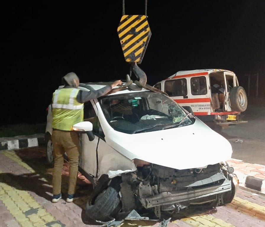 Two people injured after a car collided with the expressway