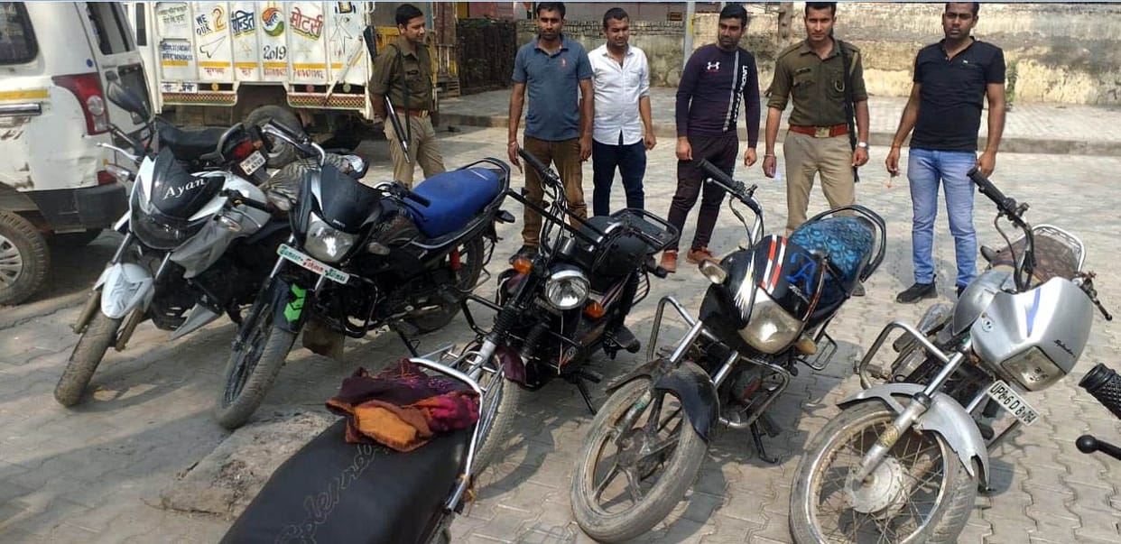 HaThras: Police personnel run and beaten, stone-firing