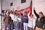 बहराइच में सोमवार को को-आपरेटिव बैंक परिसर में धरना-प्रदर्शन करते कर्मचारी।