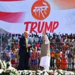 भारत में ट्रंप: अहमदाबाद के मोटेरा स्टेडियम में लोगों का अभिवादन करते अमेरिकी राष्ट्रपति डोनाल्ड ट्रंप और प्रधानमंत्री नरेंद्र मोदी।