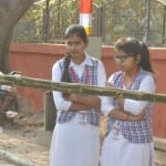 बैरियर पर खड़े परीक्षार्थी