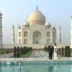 ताजमहल के सामने तस्वीरें खिंचवाते ट्रंप और मेलानिया
