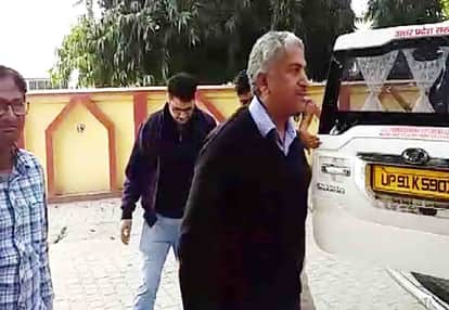 डाक बंगले में कैंप कार्यालय के अंदर जाती सीबीआई टीम।