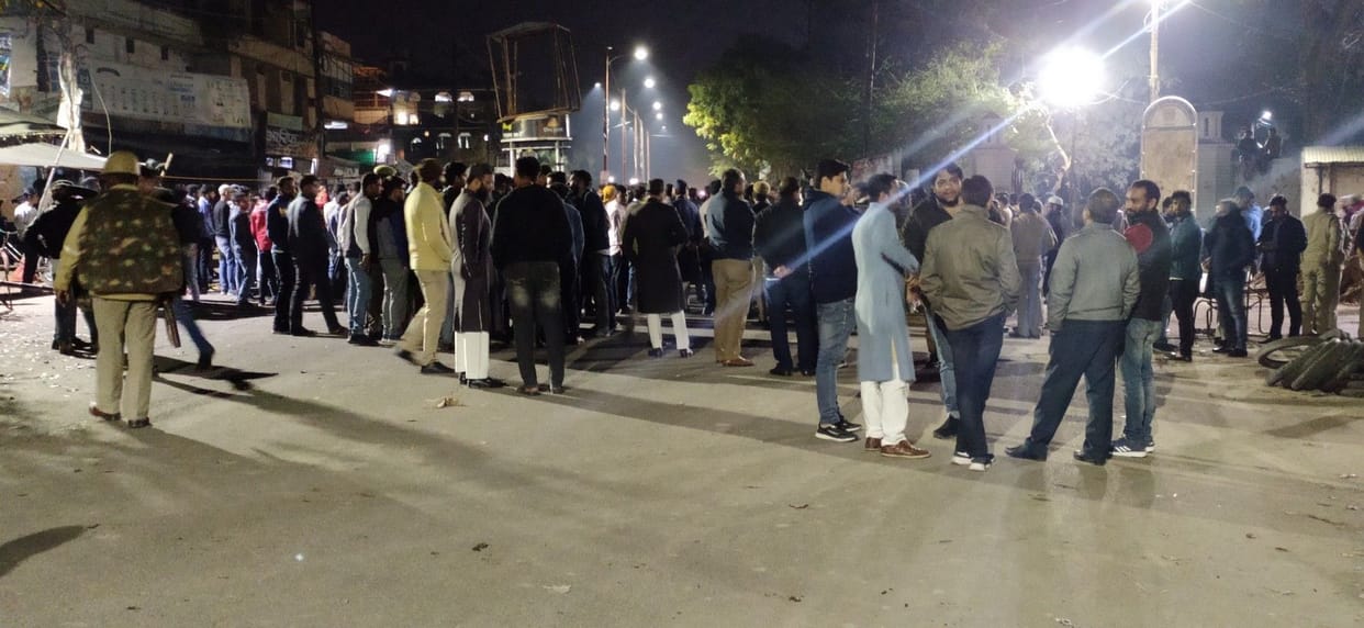 Amu students block the anoopshahar road in against of police action