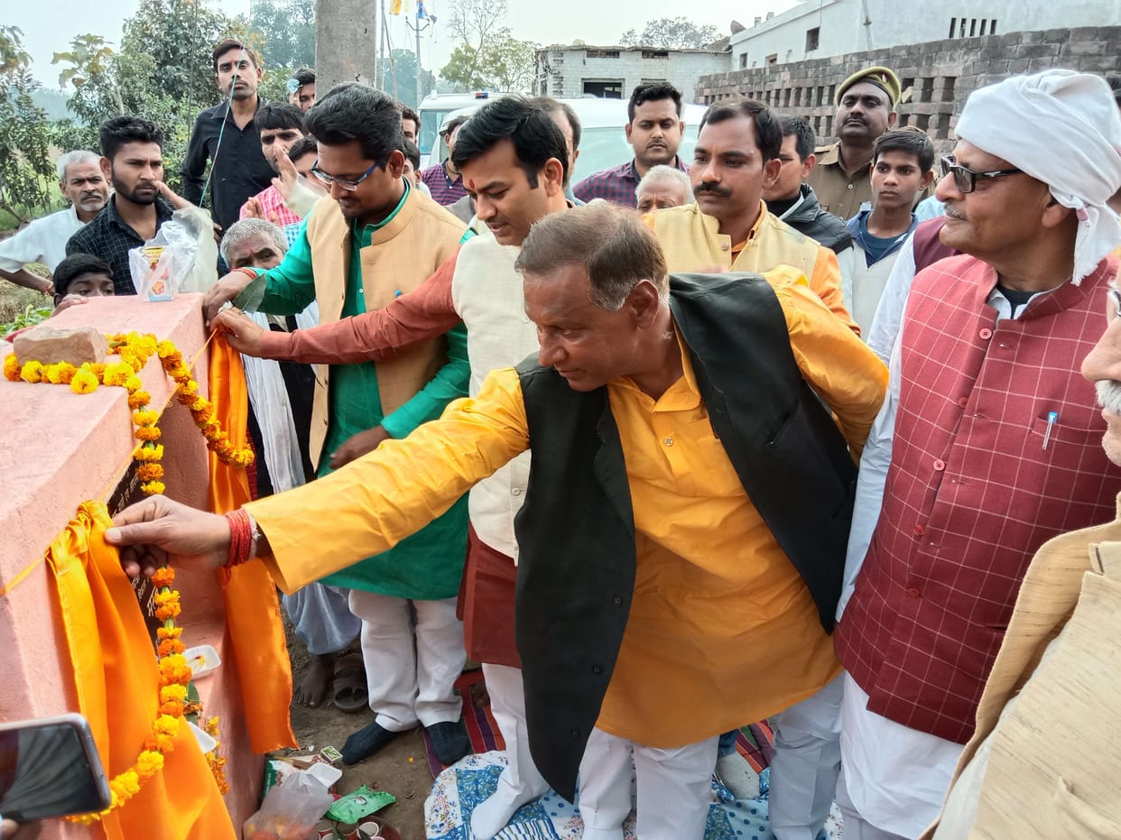 The minister inaugurated the newly constructed road in charge of the district