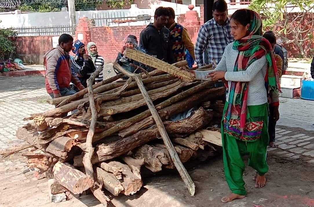 In Tirthanagari, daughter gives fire to father