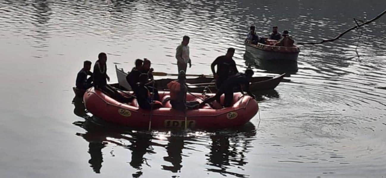 Uttarakhand: High speed taxi fell into lake in Bhimtal, SDRF search in lake