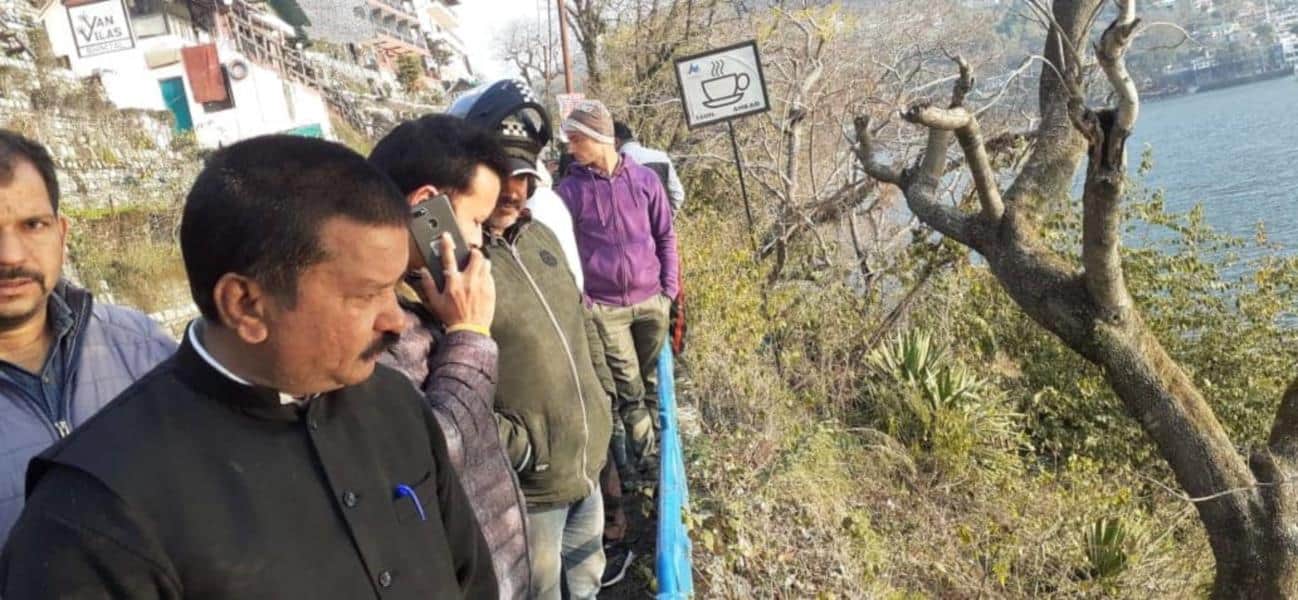 Uttarakhand: High speed taxi fell into lake in Bhimtal, SDRF search in lake