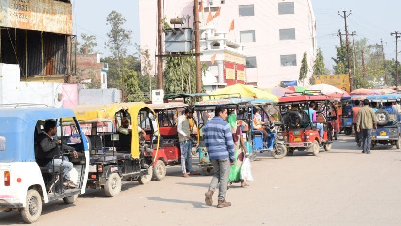 Illegal Parking of E Rickshaw causes Traffic Jam