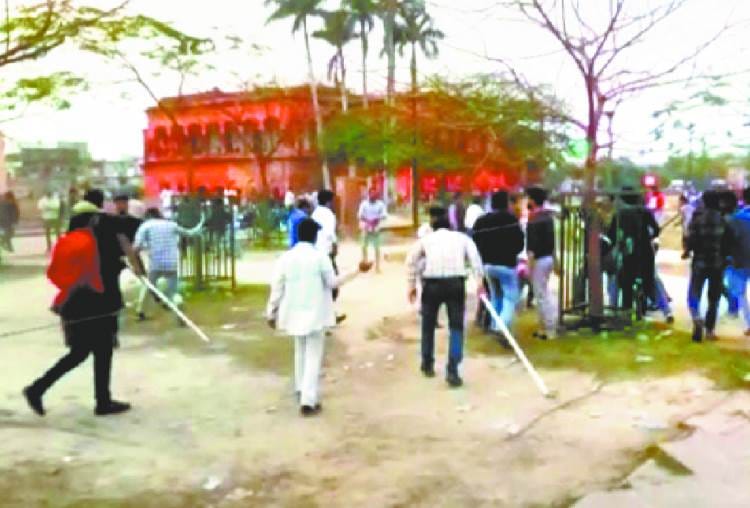 clash between protestors on ghanta ghar in lucknow while protesting against caa.