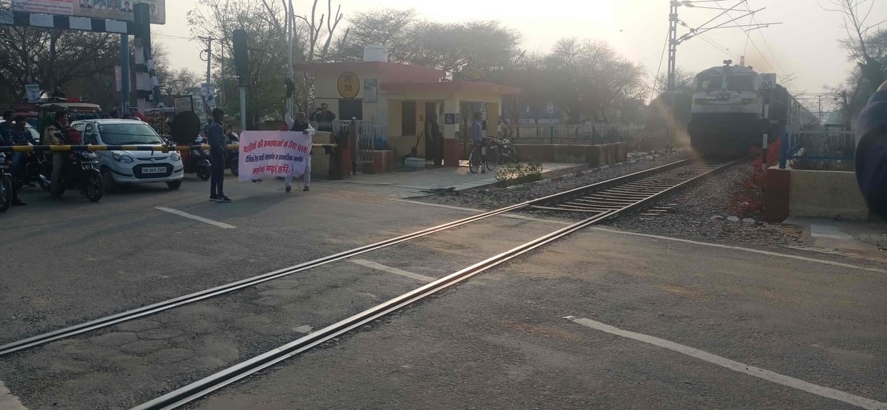 Peoples orgnise agitation in demaned stopege of Duranto Express