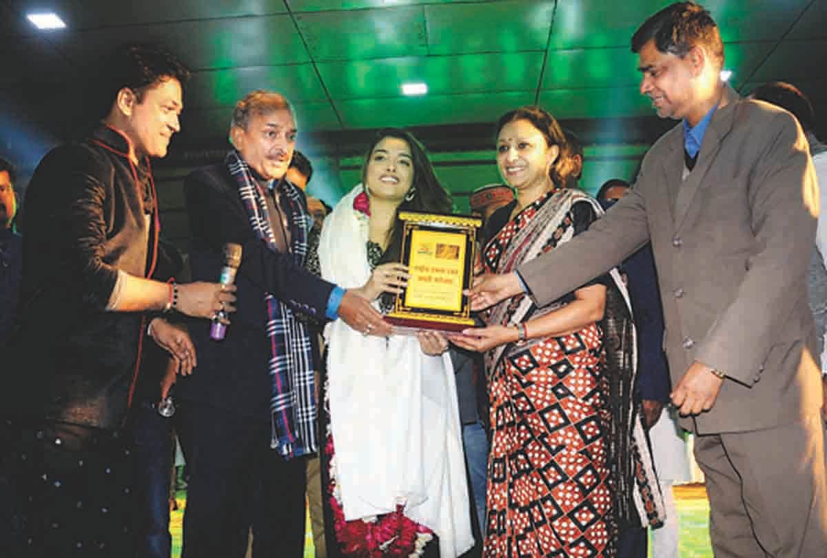 Pratapgarh: Bhojpuri star Amrapali burns in Ekta Festival
