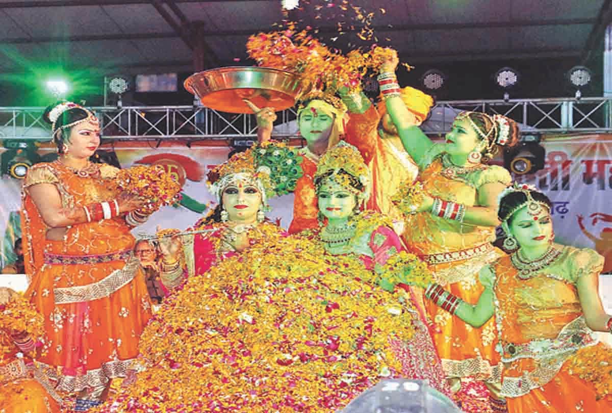 Pratapgarh: Bhojpuri star Amrapali burns in Ekta Festival