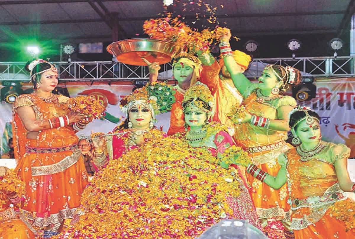 Pratapgarh: Bhojpuri star Amrapali burns in Ekta Festival