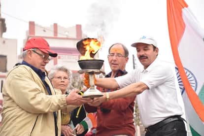 गंगा में अमेरिकी और भारतीय लोगों ने मिलकर गंगा आरती की।