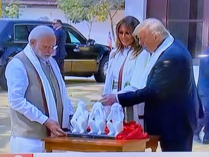साबरमती आश्रम में पीएम मोदी के साथ डोनाल्ड ट्रंप और मेलानिया
