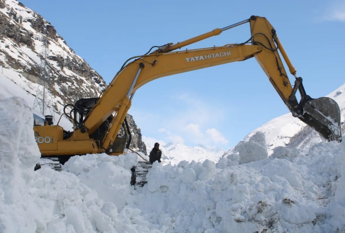 snow clearance on Rohtang Manali Leh Road by border road organisation