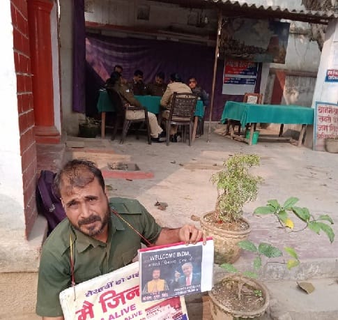 Police not arrest then a man reached police station in varanasi
