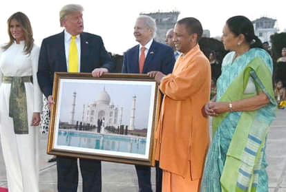 डोनाल्ड ट्रंप को तस्वीर भेंट करते मुख्यमंत्री योगी आदित्यनाथ
