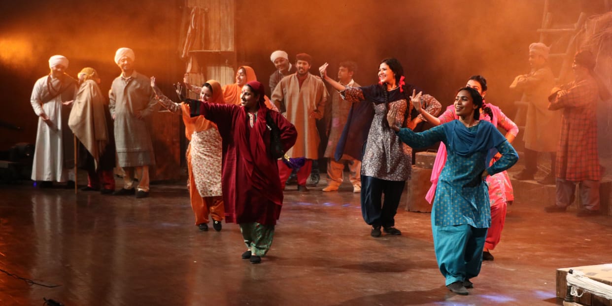 The eyes of the audience stared after seeing the pain of migration of Kashmiri Pandits at the theater