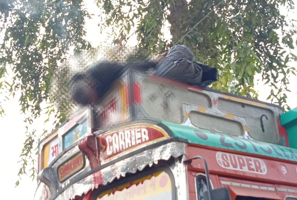 Truck cleaner died when he touches high tension line Ayodhya.