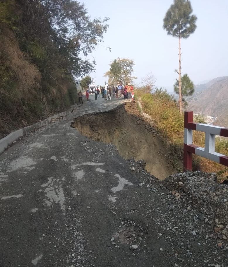 Traffic halted due to breakdown of Hadakhan-Khansu-Kathgodam route