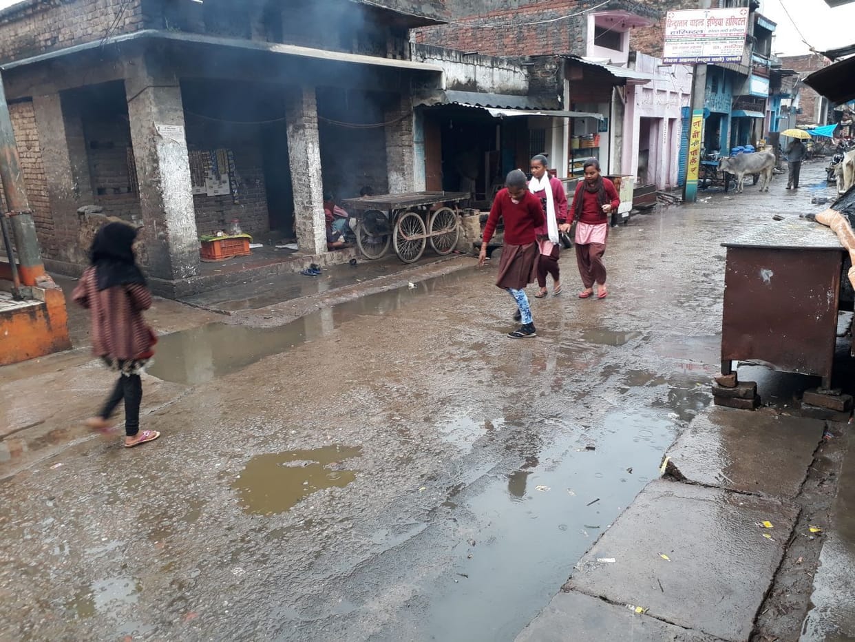 The rains with the strong wind caused trouble