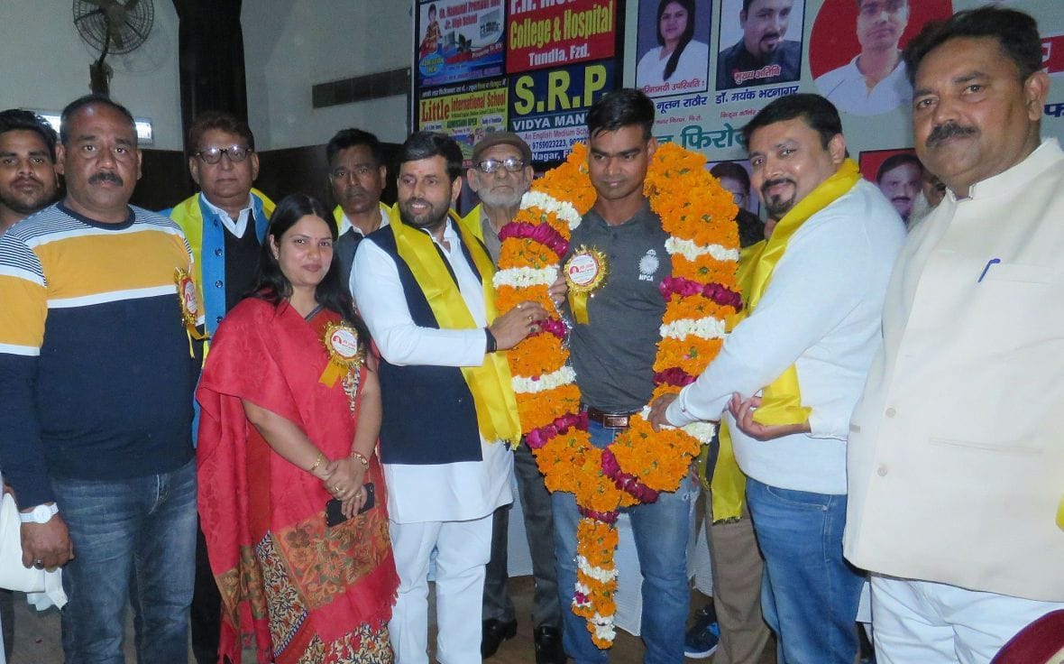 criketer, ravi yadav, honored, firozabad, player