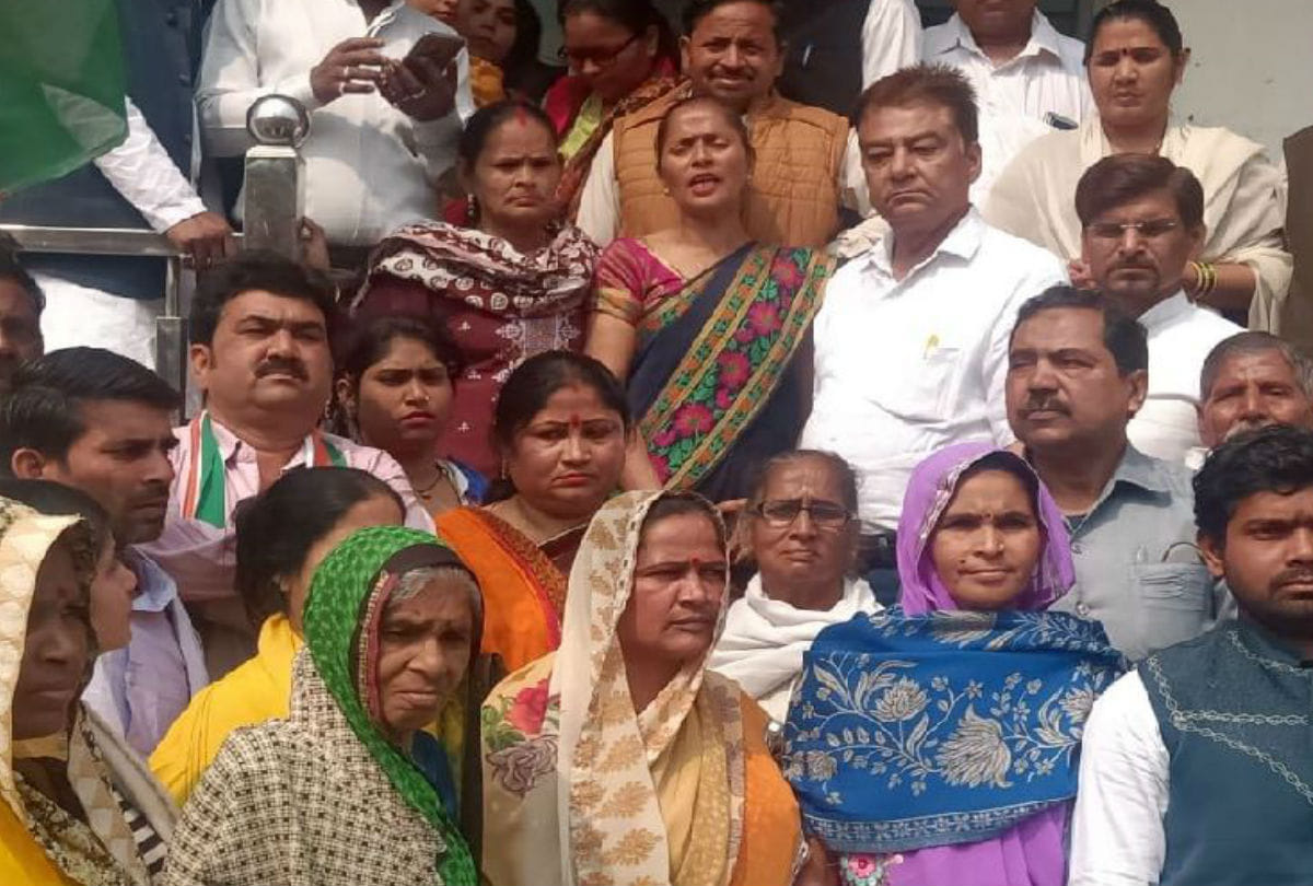 Congress Protests At Up Minister Chaudhary Udaybhan Singh House