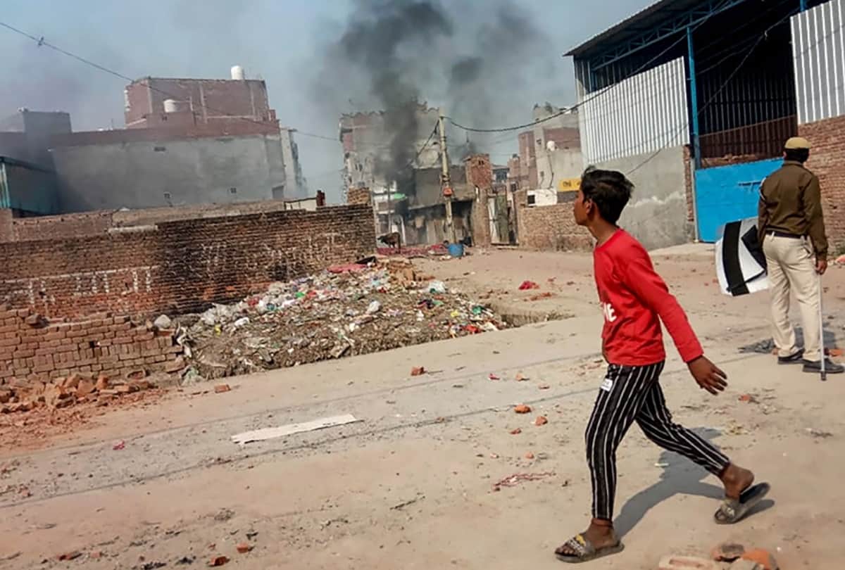 Miscreants rained stones on making videos from mobile in delhi