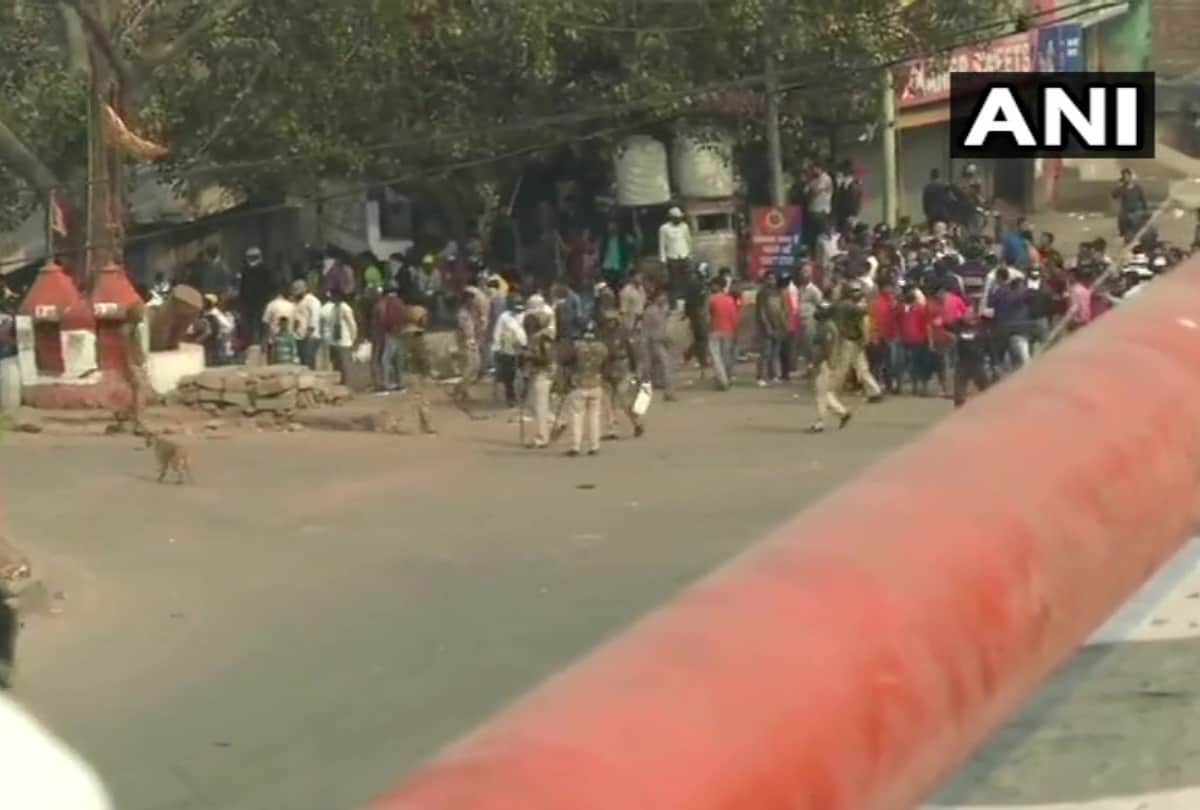 Crowd at delhi grocery stores in fear