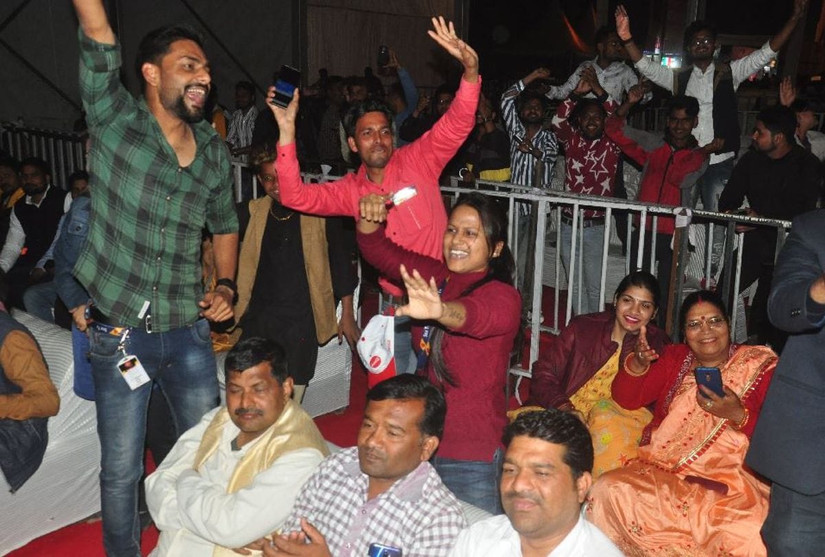 Bollywood singer neeti mohan performed in taj mahotsav 2020