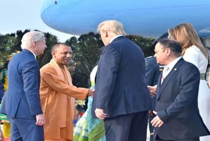 खेरिया एयरपोर्ट पर योगी से भेट करते ट्रंप